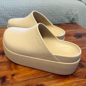 NEW Women’s size 9 Crocs Dylan platform clogs